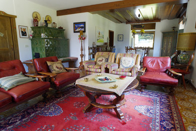 Foto di un grande soggiorno country chiuso con pareti bianche, pavimento con piastrelle in ceramica e cornice del camino in pietra