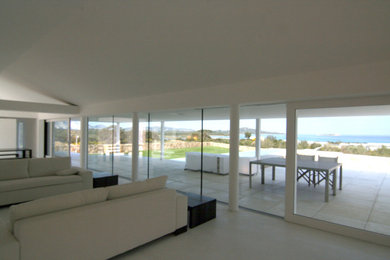 Immagine di un grande soggiorno minimal aperto con pareti bianche