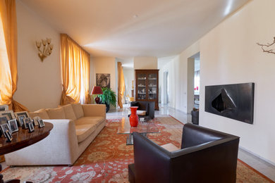 Foto di un soggiorno design con cornice del camino in intonaco