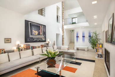 Foto di un soggiorno minimal con pareti bianche, camino classico, pavimento beige e tappeto