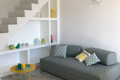 Idee per un soggiorno minimal di medie dimensioni e aperto con libreria, pavimento in gres porcellanato e pavimento grigio