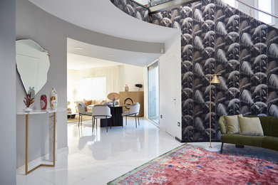 На фото: большая открытая гостиная комната в стиле модернизм с белыми стенами, полом из керамогранита, мультимедийным центром и белым полом