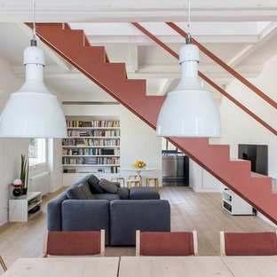 Esempio di un soggiorno design aperto con pareti bianche, pavimento in legno massello medio e pavimento marrone