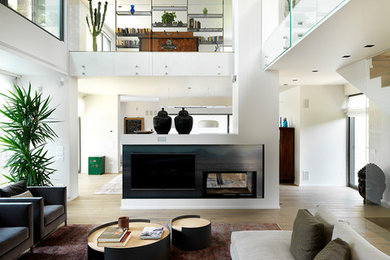 Foto di un soggiorno minimalista con pareti bianche e pavimento marrone