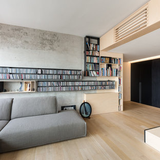 Esempio di un soggiorno design con parquet chiaro, sala della musica, TV autoportante, pareti grigie e pavimento beige