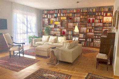 Immagine di un soggiorno classico con parquet chiaro