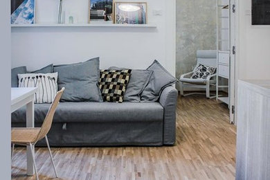 Modelo de salón nórdico con paredes blancas y suelo de madera clara