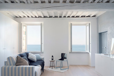 Ispirazione per un soggiorno stile marino di medie dimensioni e aperto con pareti grigie, parquet chiaro, nessun camino e nessuna TV