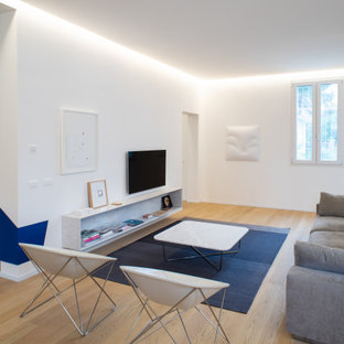 Immagine di un grande soggiorno minimal aperto con pareti bianche, parquet chiaro, TV a parete, pavimento beige e soffitto a cassettoni