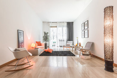 Immagine di un soggiorno design con pavimento in marmo e pareti bianche