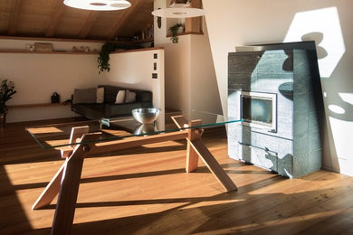 Immagine di un soggiorno stile rurale con pavimento in legno massello medio