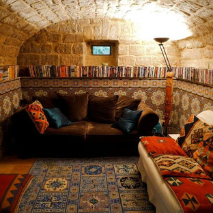 Exemple d'un sous-sol méditerranéen semi-enterré et de taille moyenne avec un mur multicolore, un sol en carrelage de céramique et aucune cheminée.