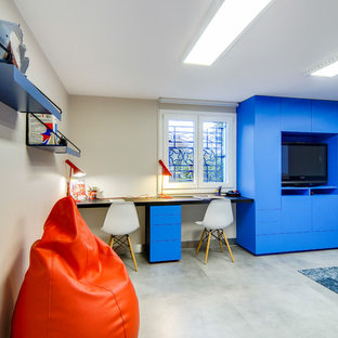 Idées déco pour un grand sous-sol classique donnant sur l'extérieur avec un mur beige, un sol en linoléum et un sol gris.