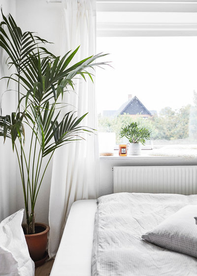 Scandinavian Bedroom by Mia Mortensen Photography