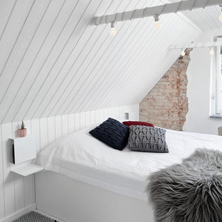 Foto di una piccola camera da letto moderna con pareti bianche, pavimento in legno verniciato e pavimento bianco