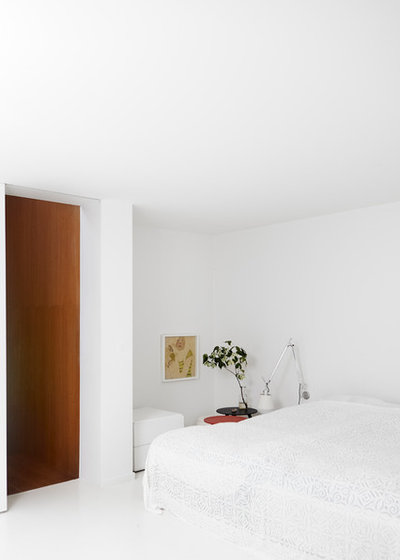 Minimalistisch Schlafzimmer by Mia Mortensen Photography