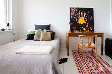 コペンハーゲンにある中くらいな北欧スタイルのおしゃれな客用寝室 (白い壁、塗装フローリング、暖炉なし) のレイアウト