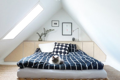 コペンハーゲンにある小さなコンテンポラリースタイルのおしゃれな寝室 (白い壁、カーペット敷き、白い床)
