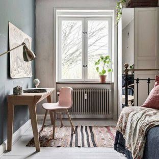 Inspiration för skandinaviska sovrum, med målat trägolv och vitt golv