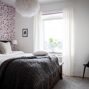 Inspiration för ett minimalistiskt sovrum, med vita väggar, mellanmörkt trägolv och brunt golv