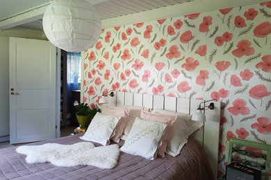 Foto på ett lantligt sovrum, med flerfärgade väggar