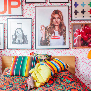 Ejemplo de habitación de invitados ecléctica con paredes multicolor