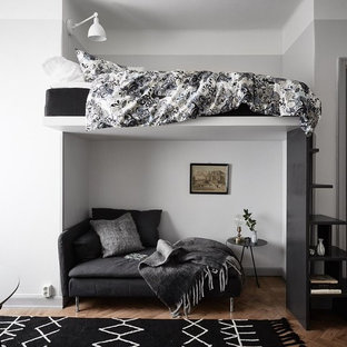 Bild på ett litet minimalistiskt sovloft, med grå väggar, mellanmörkt trägolv och brunt golv