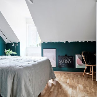 Idéer för ett minimalistiskt sovrum, med blå väggar, ljust trägolv och beiget golv