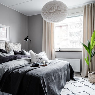 Inspiration för ett nordiskt sovrum, med grå väggar, mellanmörkt trägolv och brunt golv