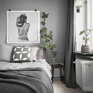 Mittelgroßes Nordisches Gästezimmer mit grauer Wandfarbe und hellem Holzboden in Stockholm