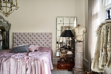 ヨーテボリにあるトラディショナルスタイルのおしゃれな主寝室 (ベージュの壁) のレイアウト