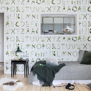 Idéer för ett minimalistiskt sovrum, med flerfärgade väggar och ljust trägolv
