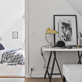 Idéer för att renovera ett mellanstort minimalistiskt sovrum, med vita väggar, mellanmörkt trägolv och brunt golv