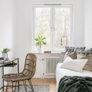 Idéer för ett skandinaviskt gästrum, med vita väggar och ljust trägolv
