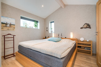 Idee per una camera matrimoniale minimalista di medie dimensioni con pareti beige