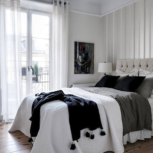 Inspiration för ett skandinaviskt sovrum, med flerfärgade väggar och ljust trägolv
