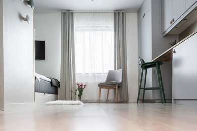 Inspiration för ett litet skandinaviskt sovrum, med beige väggar och ljust trägolv