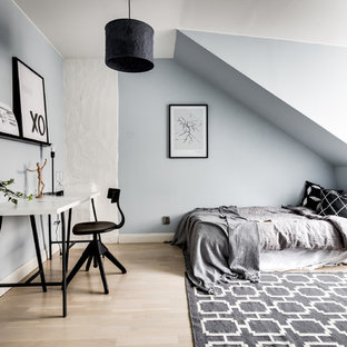 Idéer för att renovera ett minimalistiskt gästrum, med blå väggar, ljust trägolv och beiget golv
