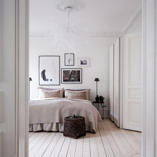 Inspiration för mellanstora minimalistiska sovrum, med vita väggar, ljust trägolv och beiget golv