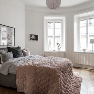 Inspiration för ett skandinaviskt huvudsovrum, med vita väggar, mellanmörkt trägolv och beiget golv