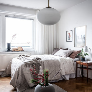 Idéer för ett minimalistiskt sovrum, med vita väggar, mörkt trägolv och brunt golv