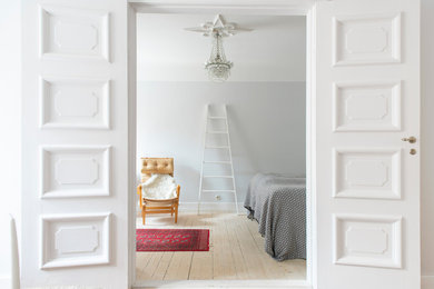 Idéer för att renovera ett vintage huvudsovrum, med vita väggar, målat trägolv och vitt golv