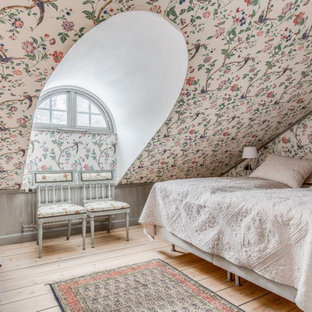 Idéer för att renovera ett shabby chic-inspirerat sovrum, med flerfärgade väggar, ljust trägolv och beiget golv