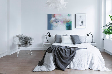 На фото: хозяйская спальня среднего размера в скандинавском стиле с белыми стенами, светлым паркетным полом и бежевым полом