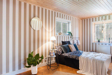 Inspiration för ett lantligt sovrum, med beige väggar, mellanmörkt trägolv och brunt golv