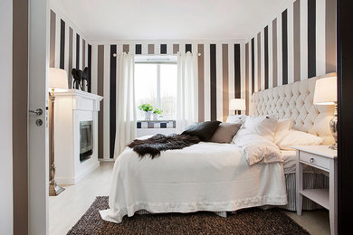 ヨーテボリにある中くらいなトランジショナルスタイルのおしゃれな主寝室 (マルチカラーの壁、淡色無垢フローリング、標準型暖炉、木材の暖炉まわり) のレイアウト