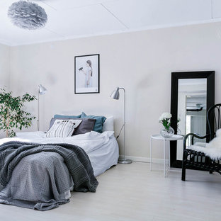 Foto på ett stort minimalistiskt huvudsovrum, med beige väggar och grått golv