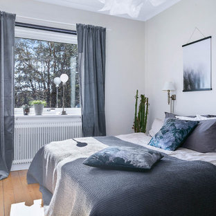 Inspiration för ett mellanstort nordiskt sovrum, med grå väggar, mellanmörkt trägolv och beiget golv