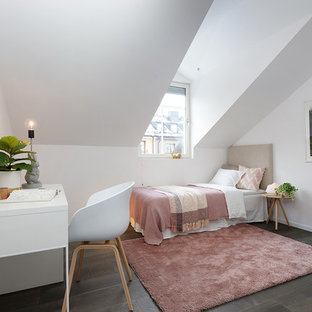 Exempel på ett mellanstort minimalistiskt sovrum, med vita väggar, mörkt trägolv och brunt golv