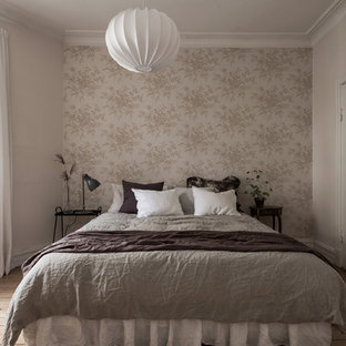 Idéer för att renovera ett minimalistiskt huvudsovrum, med beige väggar, mellanmörkt trägolv och beiget golv